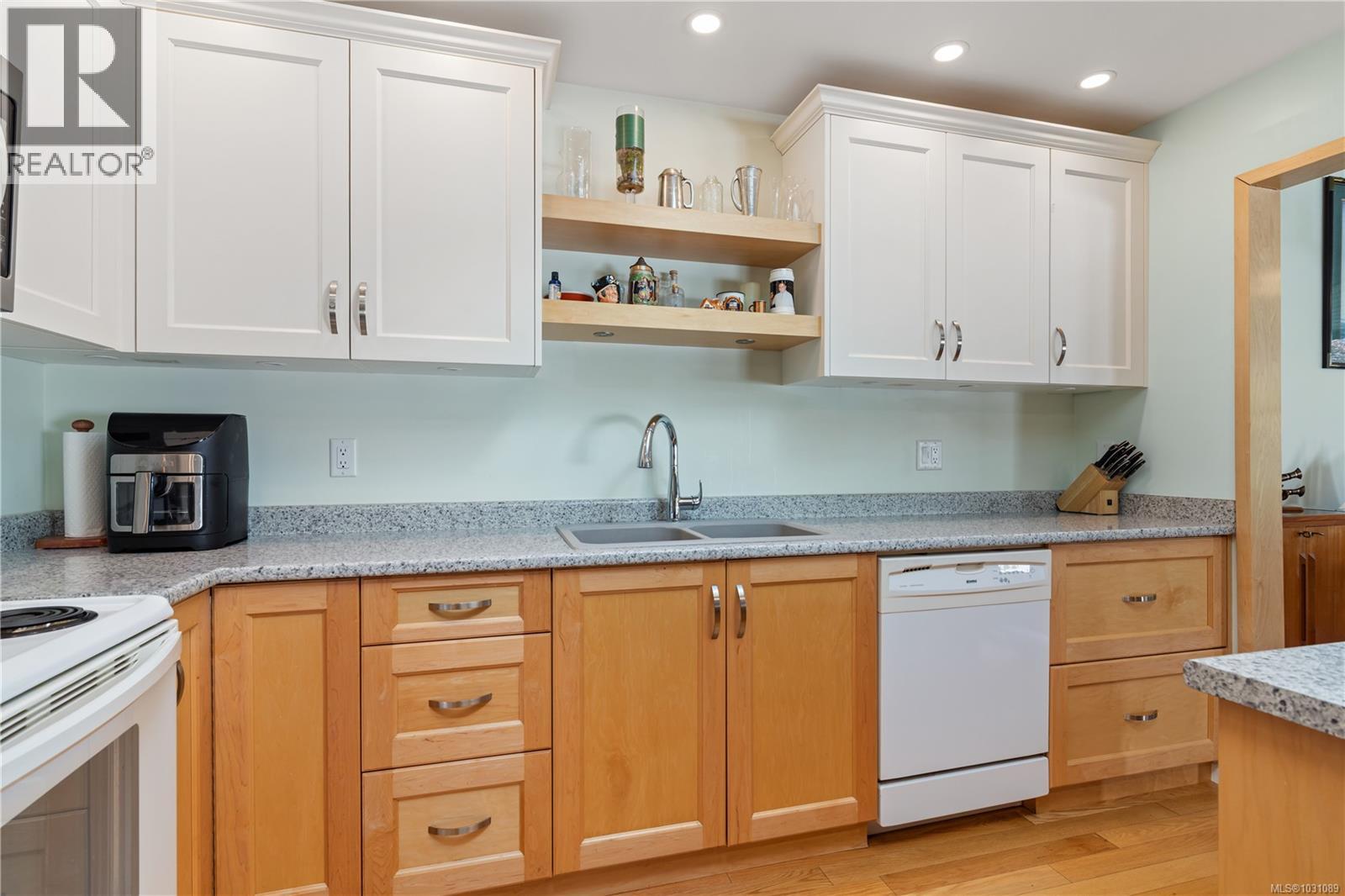 15 1717 Blair Ave, Saanich