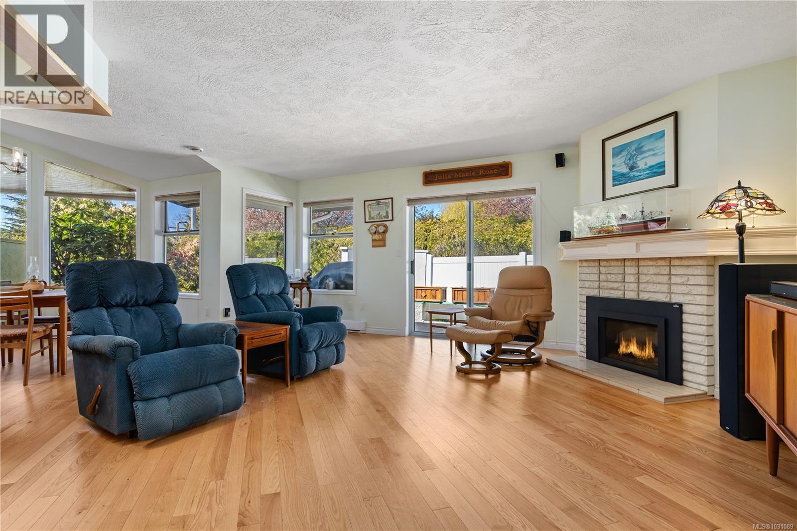 15 1717 Blair Ave, Saanich