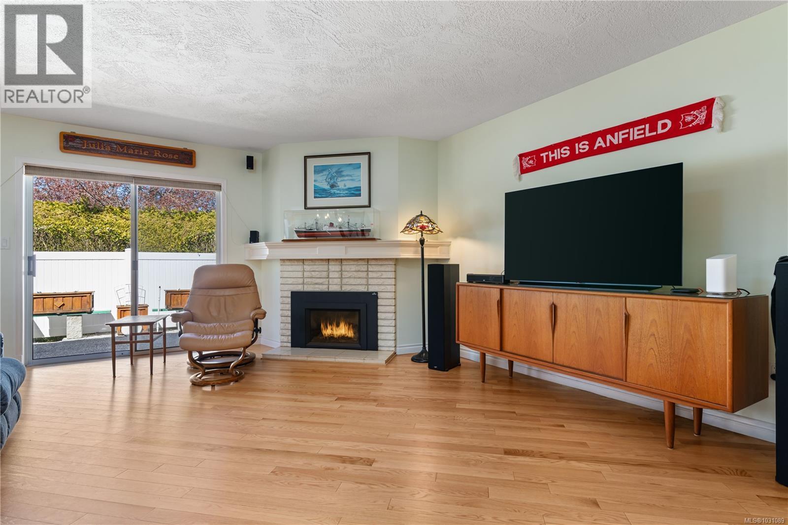 15 1717 Blair Ave, Saanich