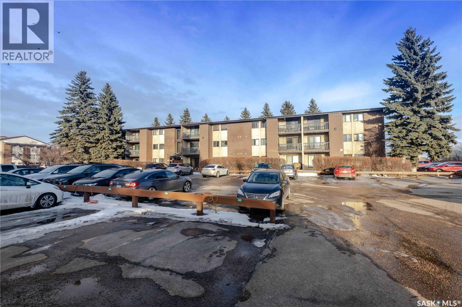 #310 311 TAIT CRESCENT - 14