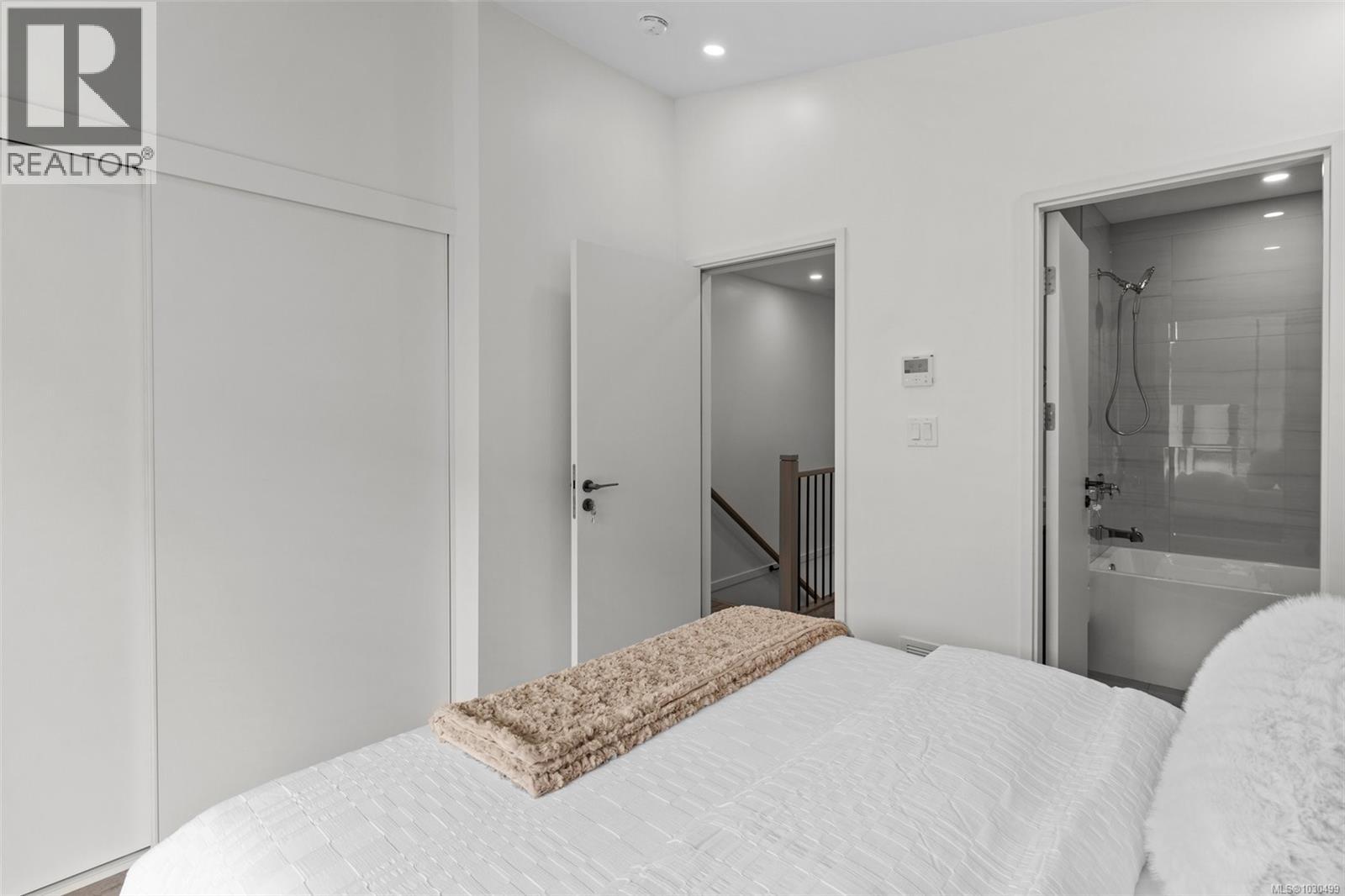 #122 916 ORONO AVE - 18