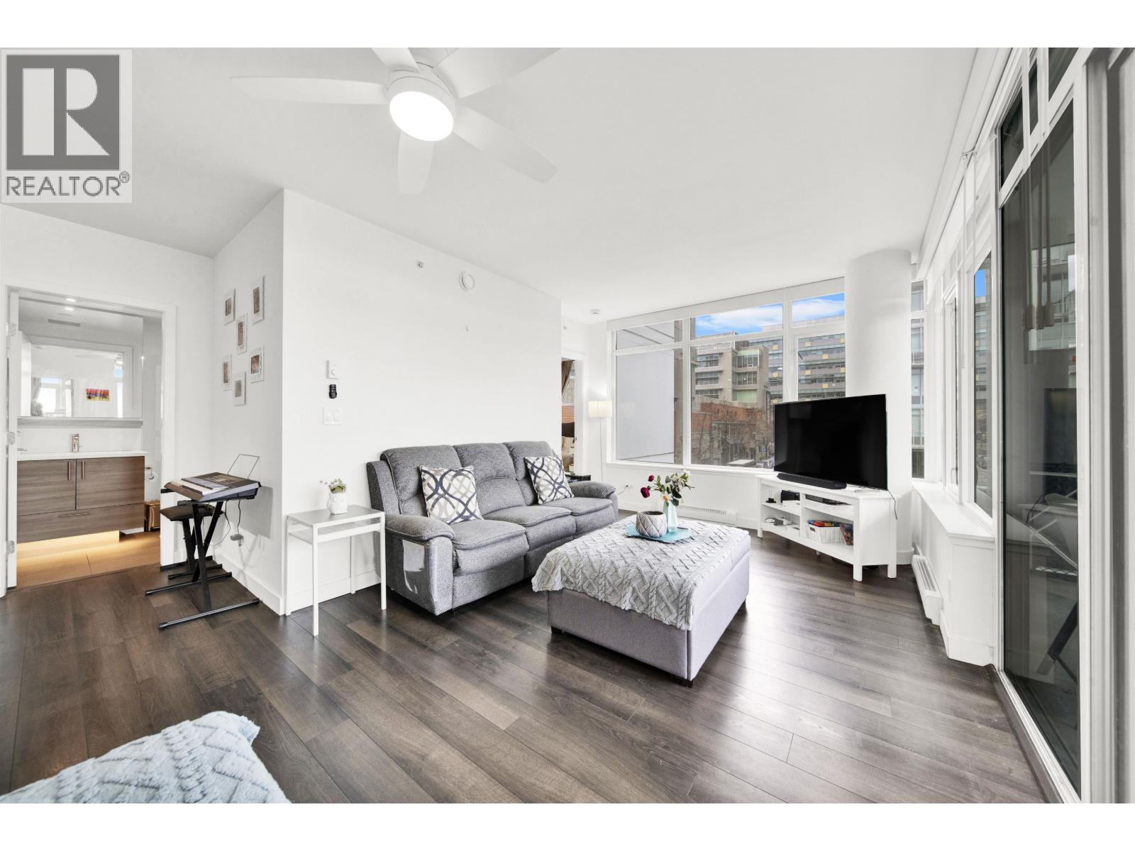 307 200 NELSON'S CRESCENT, New Westminster