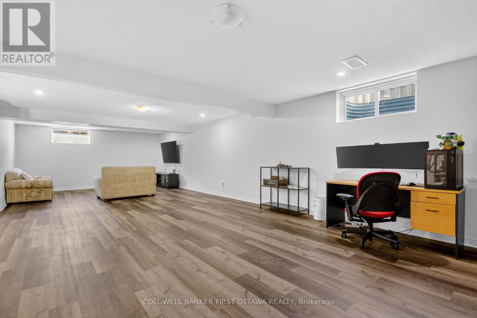 4 MCDIARMID LANE N - 25
