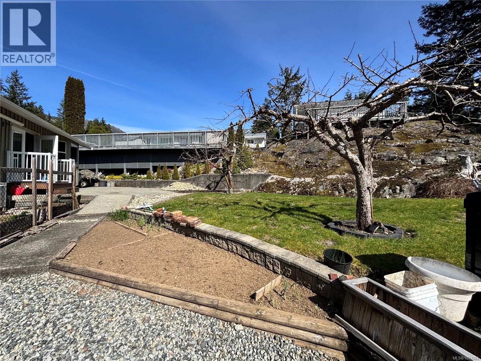 445 CHAMISS CRES - 26