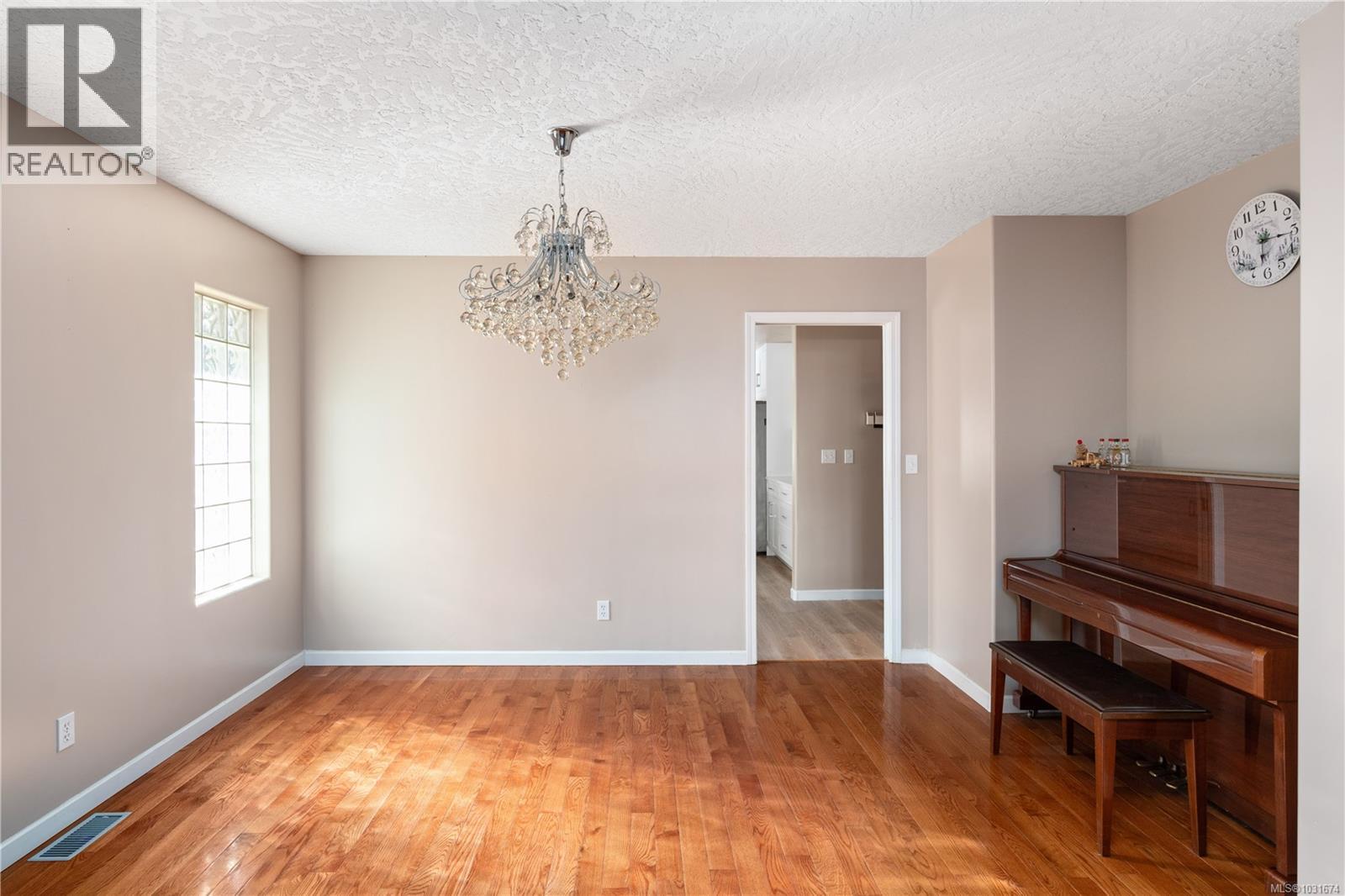 1395 Epsom Close, Saanich