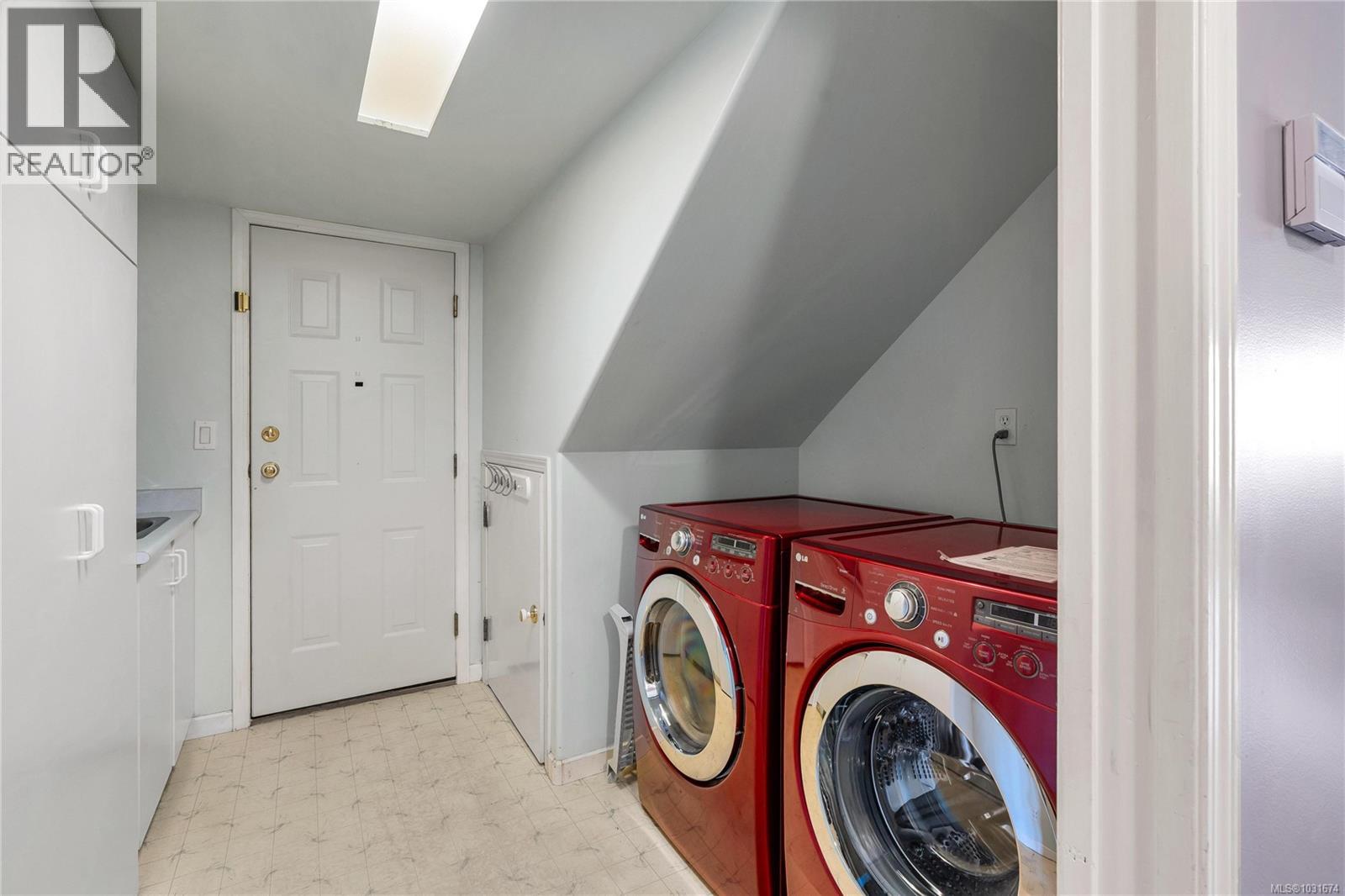 1395 Epsom Close, Saanich