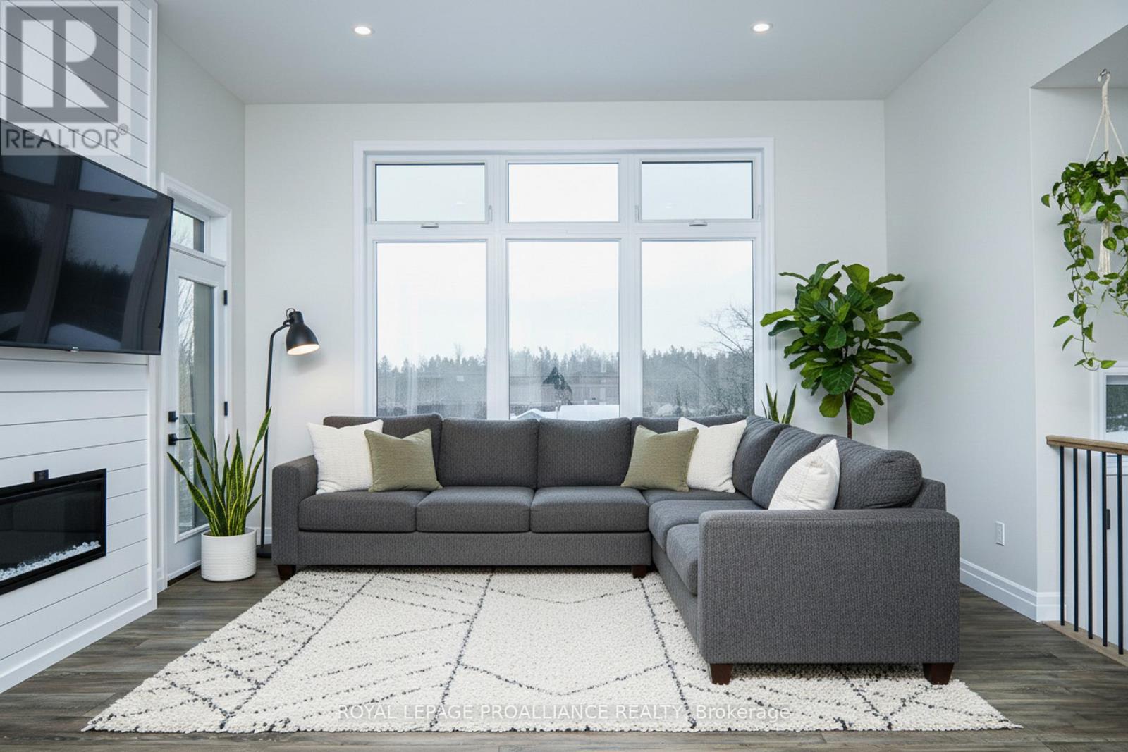 2461 VICTORIA ROAD - 21