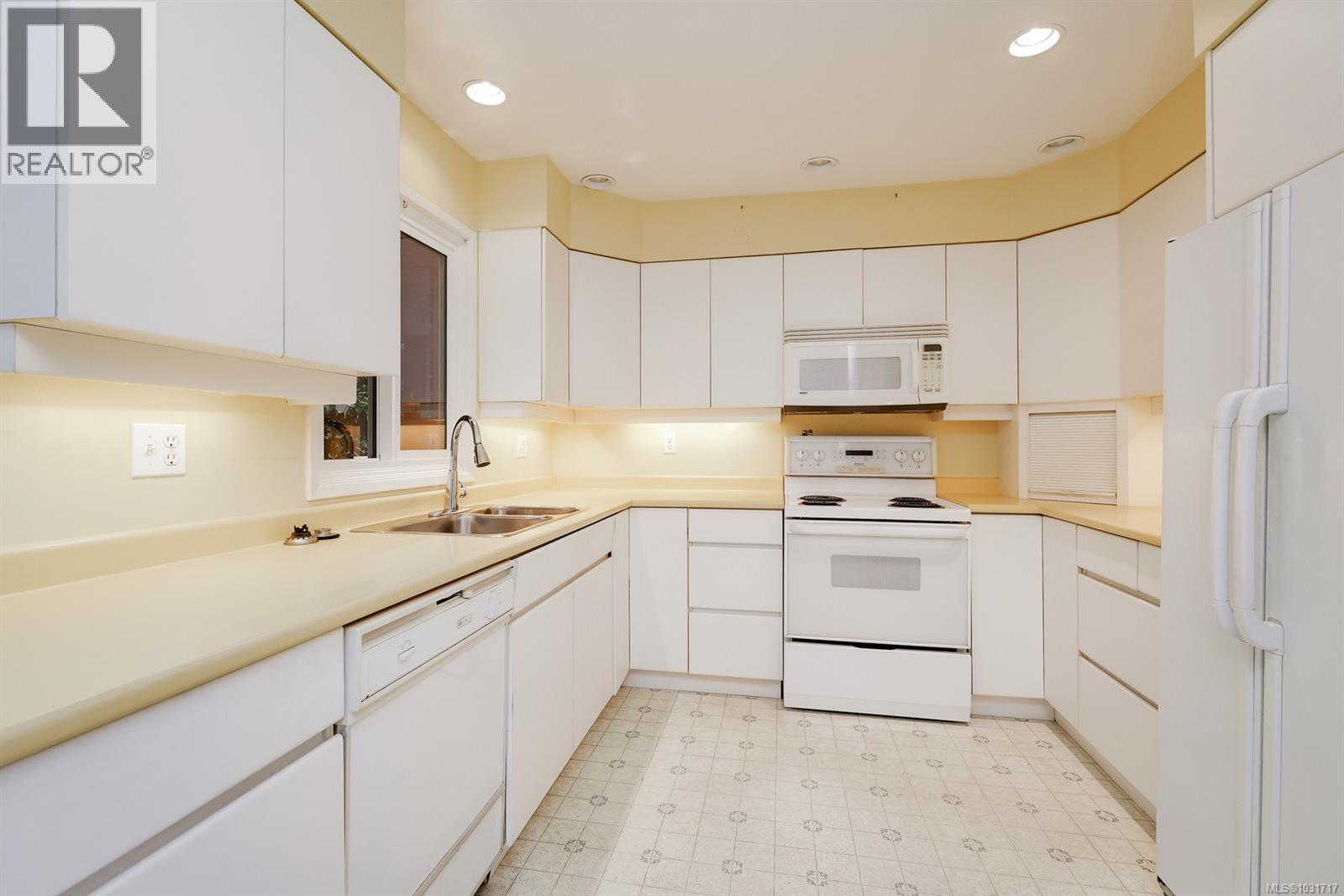 159 2345 Cedar Hill Cross Road, Oak Bay