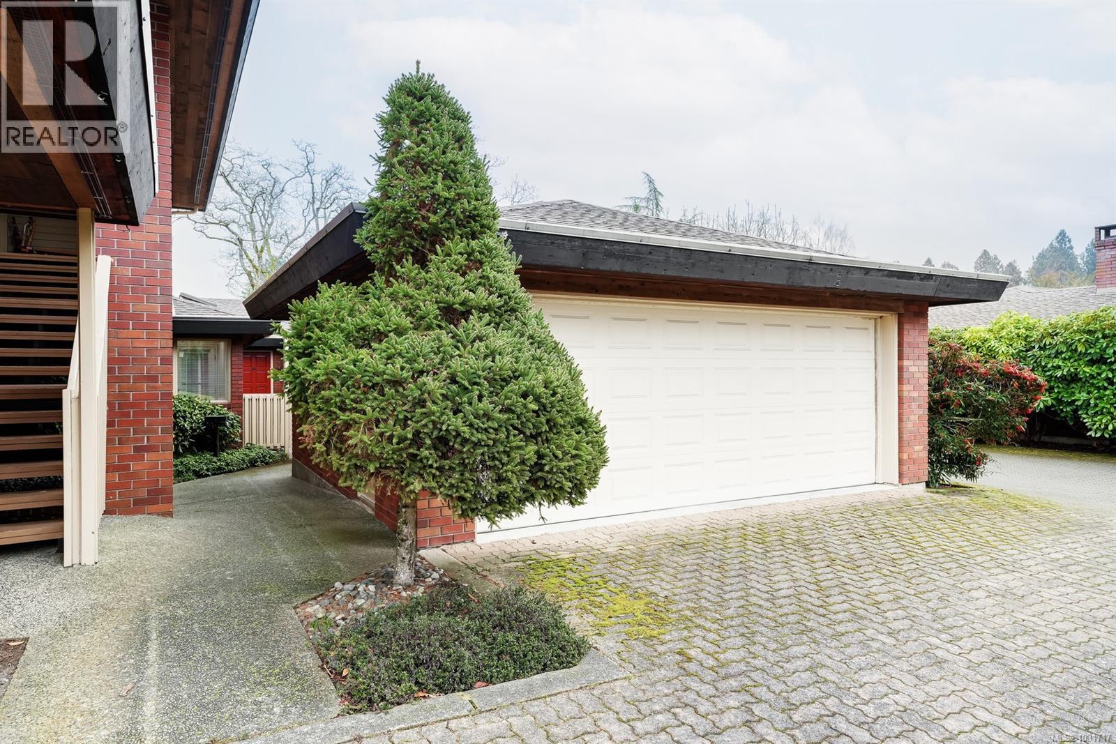 159 2345 Cedar Hill Cross Road, Oak Bay