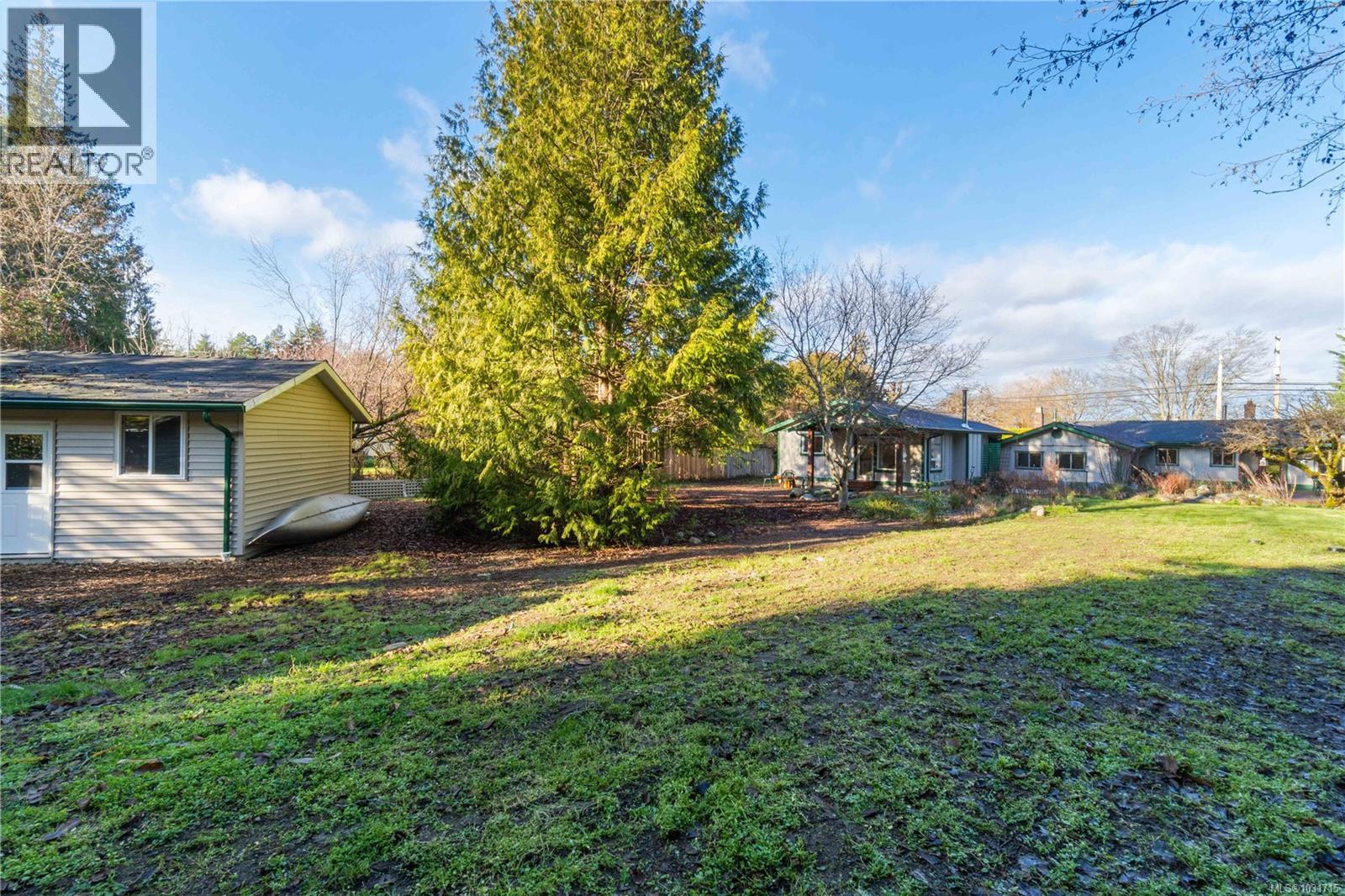 3872 ISLAND HWY W - 36