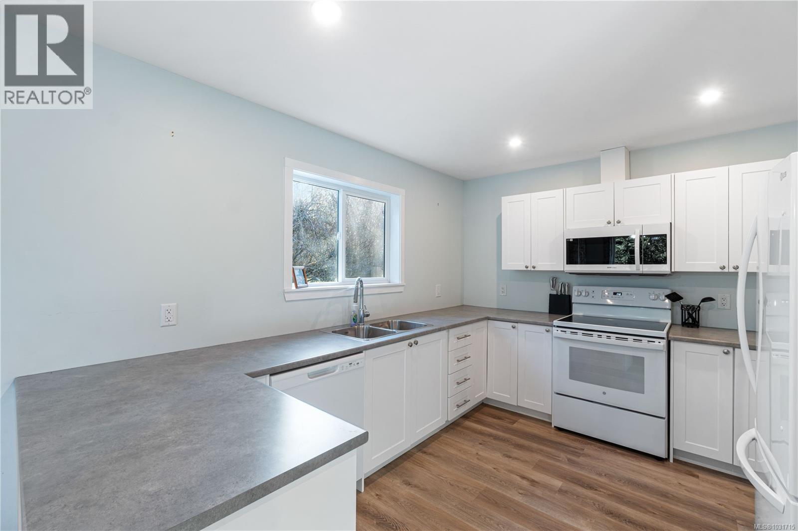 3872 ISLAND HWY W - 54