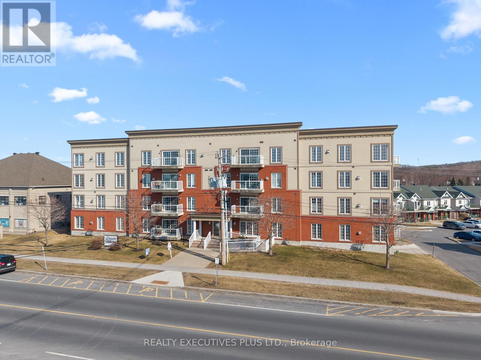 #407 2921 LAURIER STREET - 1