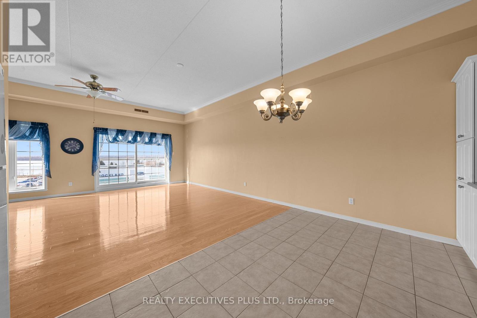 #407 2921 LAURIER STREET - 10