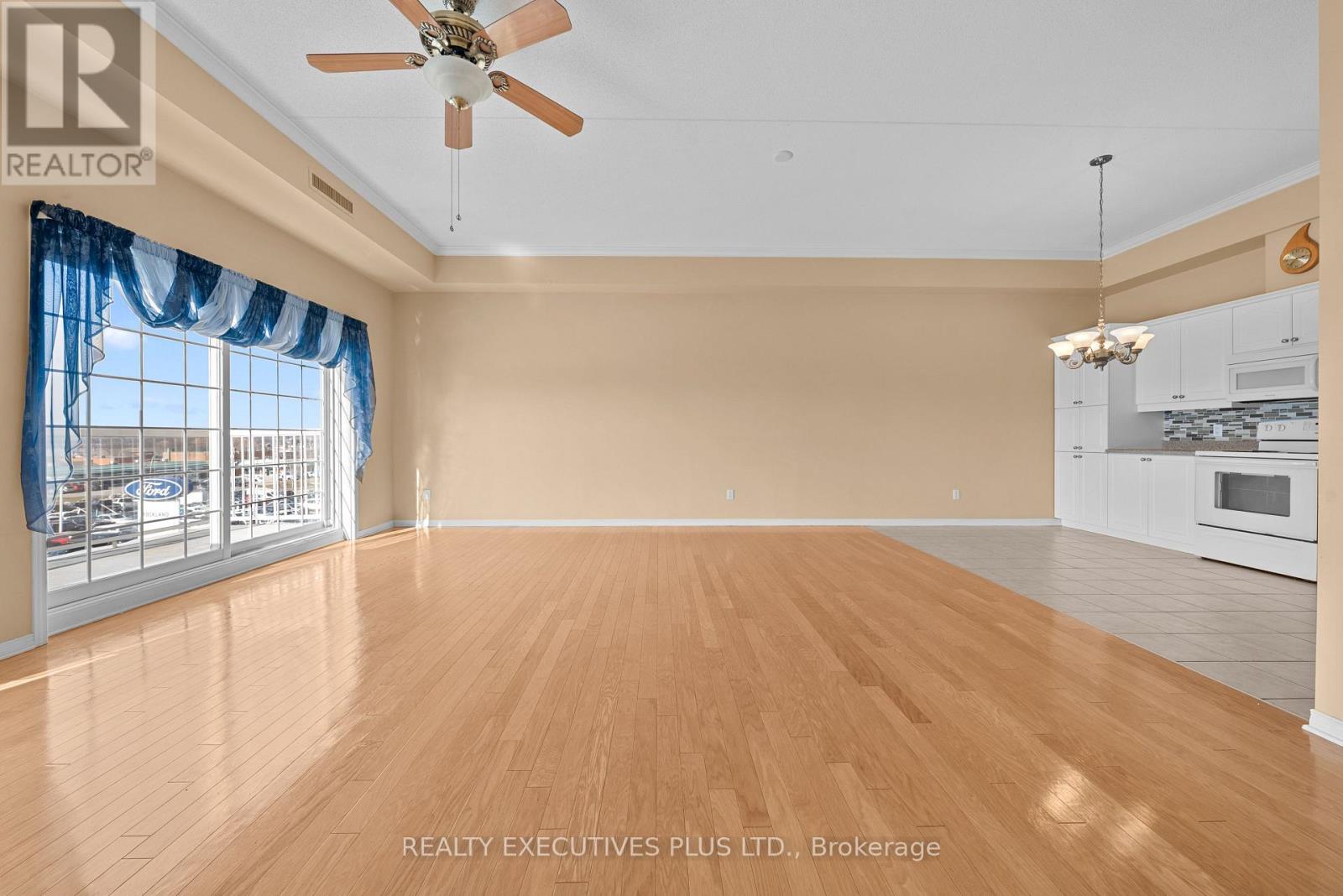 #407 2921 LAURIER STREET - 11