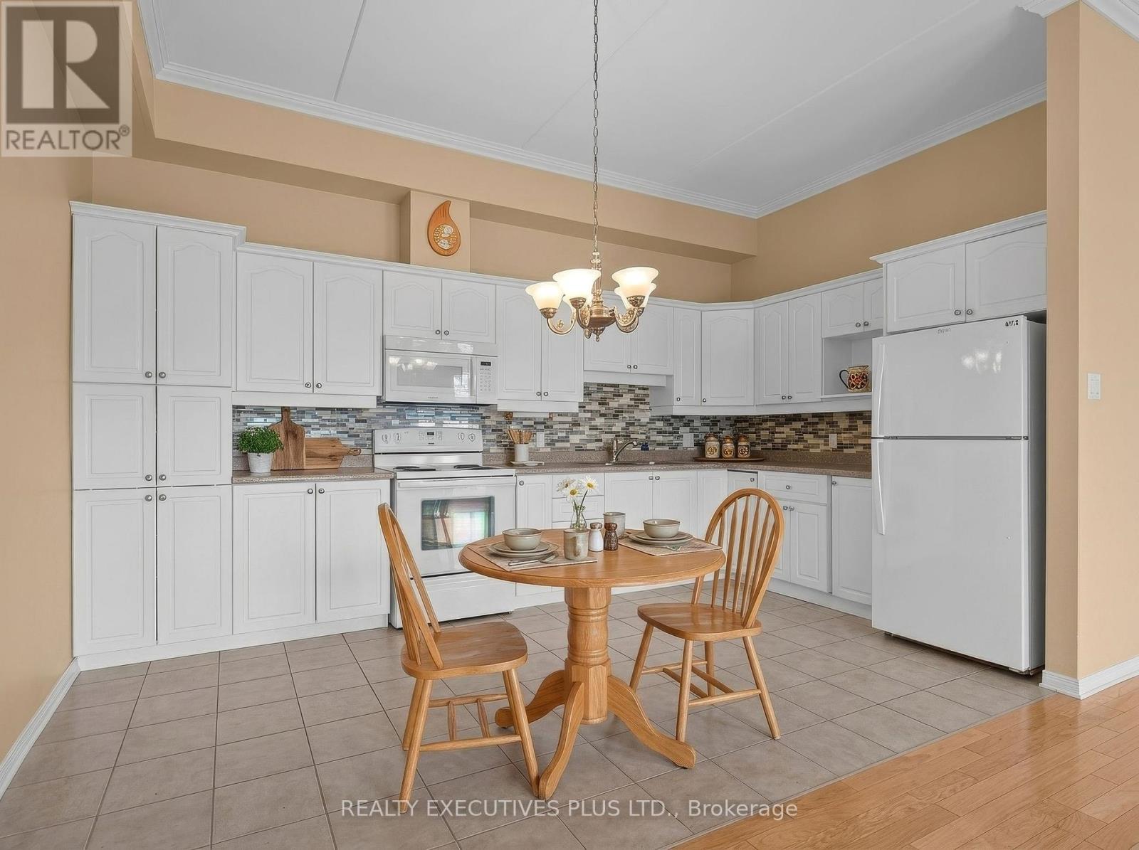 #407 2921 LAURIER STREET - 12