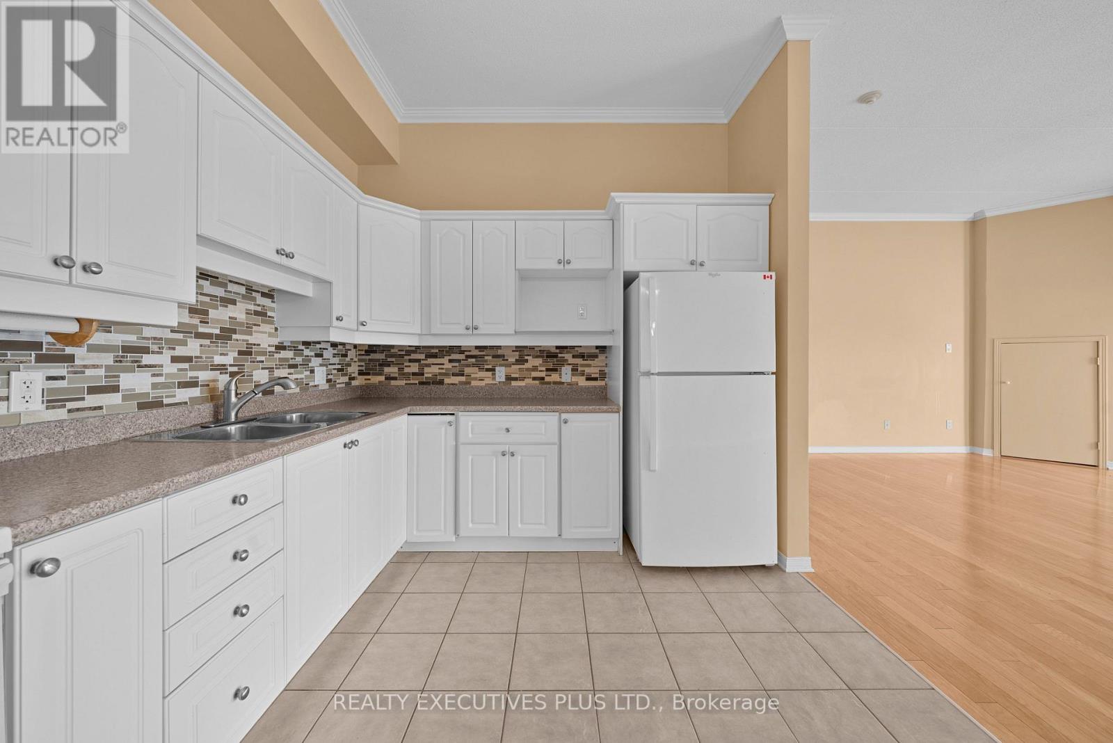 #407 2921 LAURIER STREET - 14
