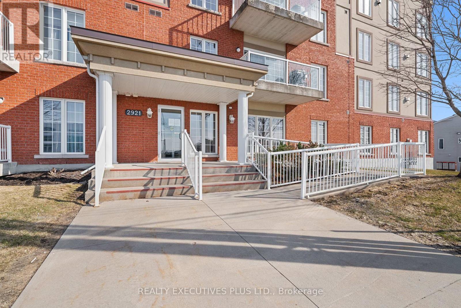 #407 2921 LAURIER STREET - 2