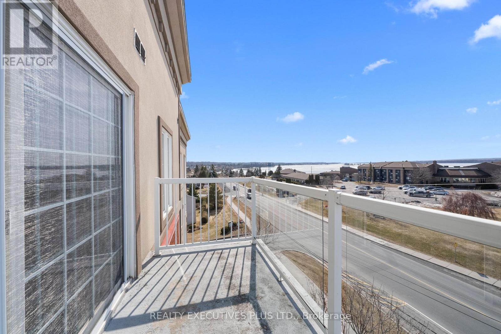 #407 2921 LAURIER STREET - 22