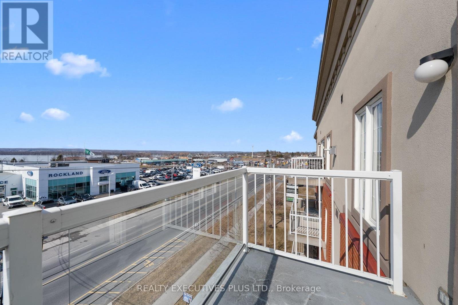 #407 2921 LAURIER STREET - 23