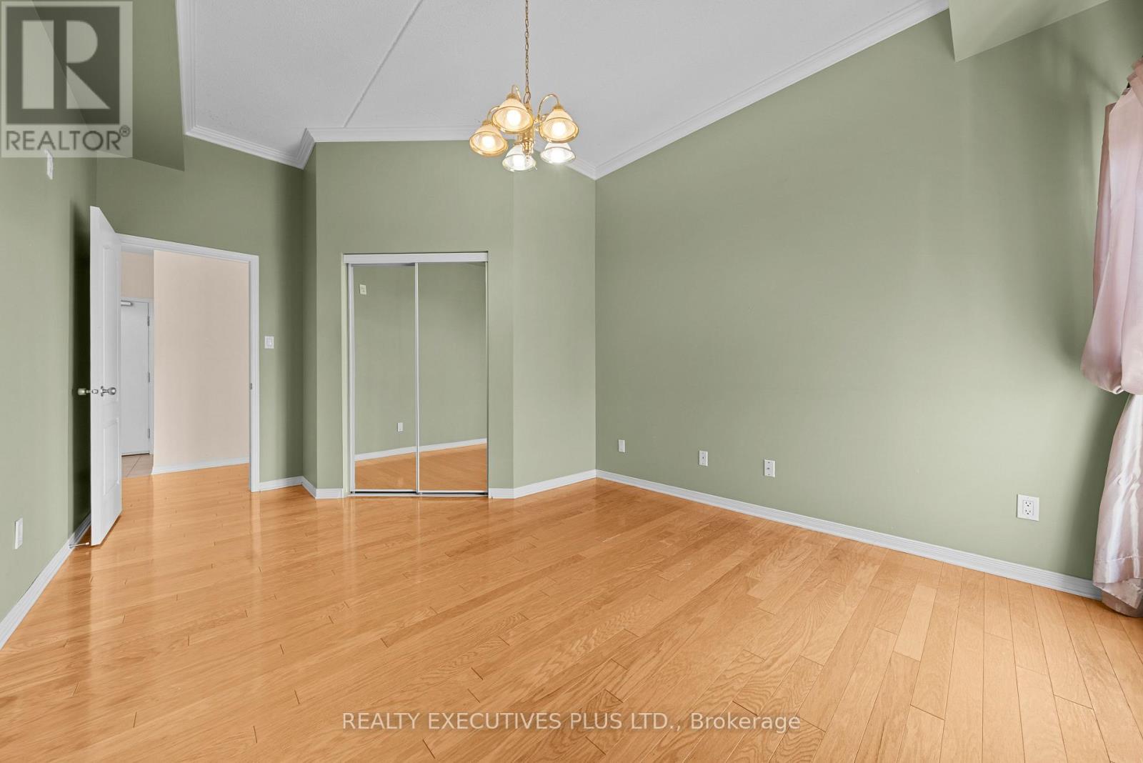 #407 2921 LAURIER STREET - 26