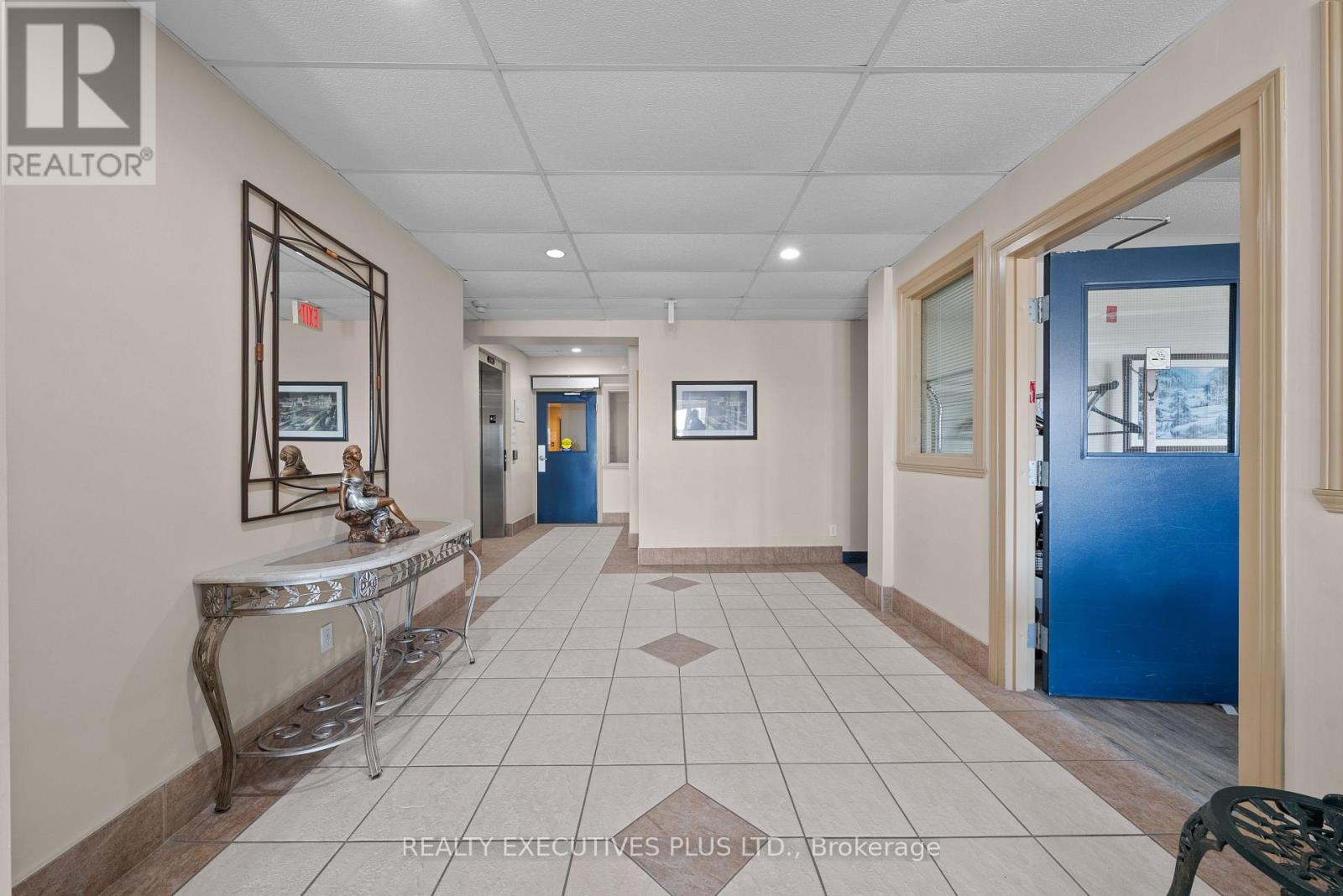 #407 2921 LAURIER STREET - 3