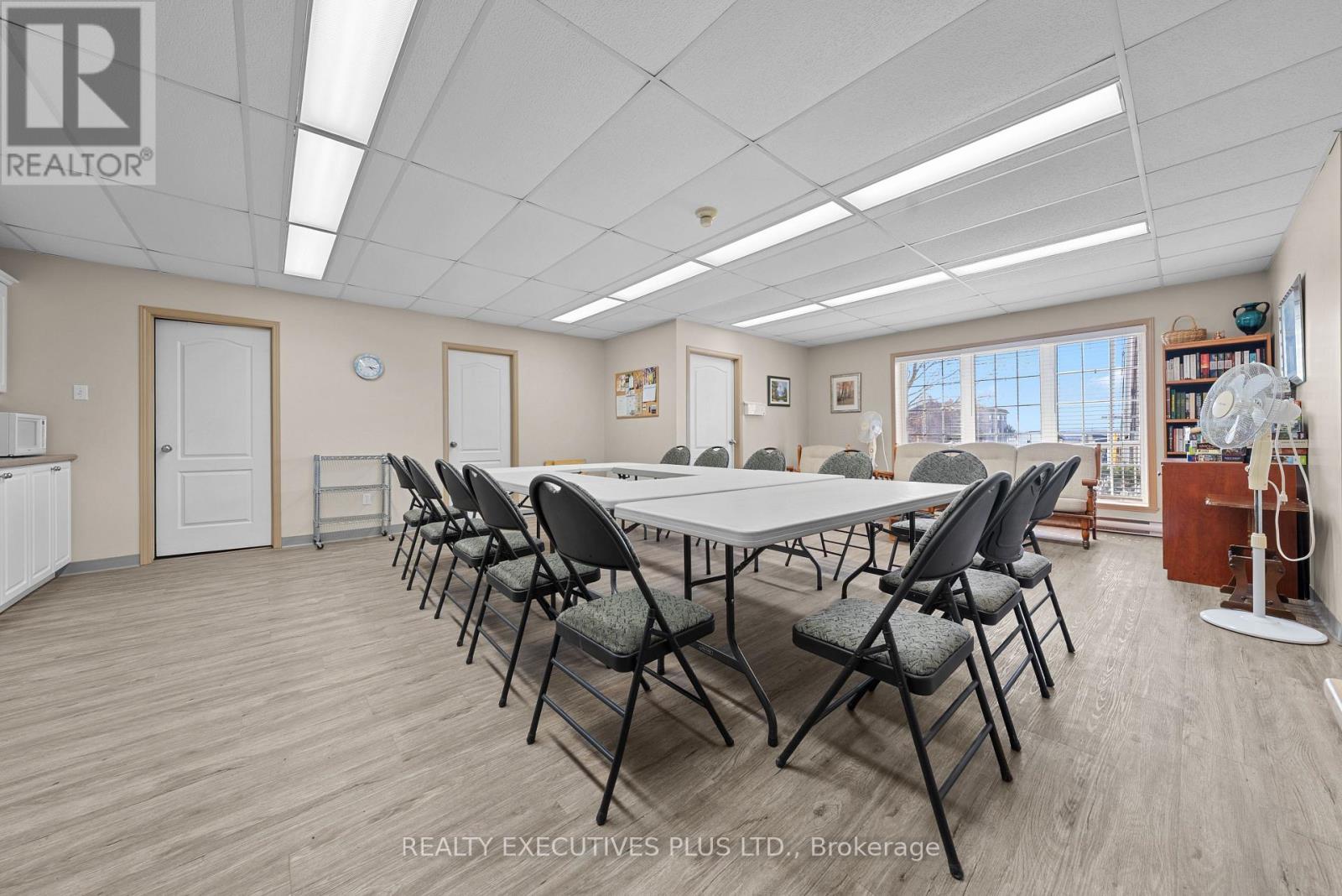 #407 2921 LAURIER STREET - 33