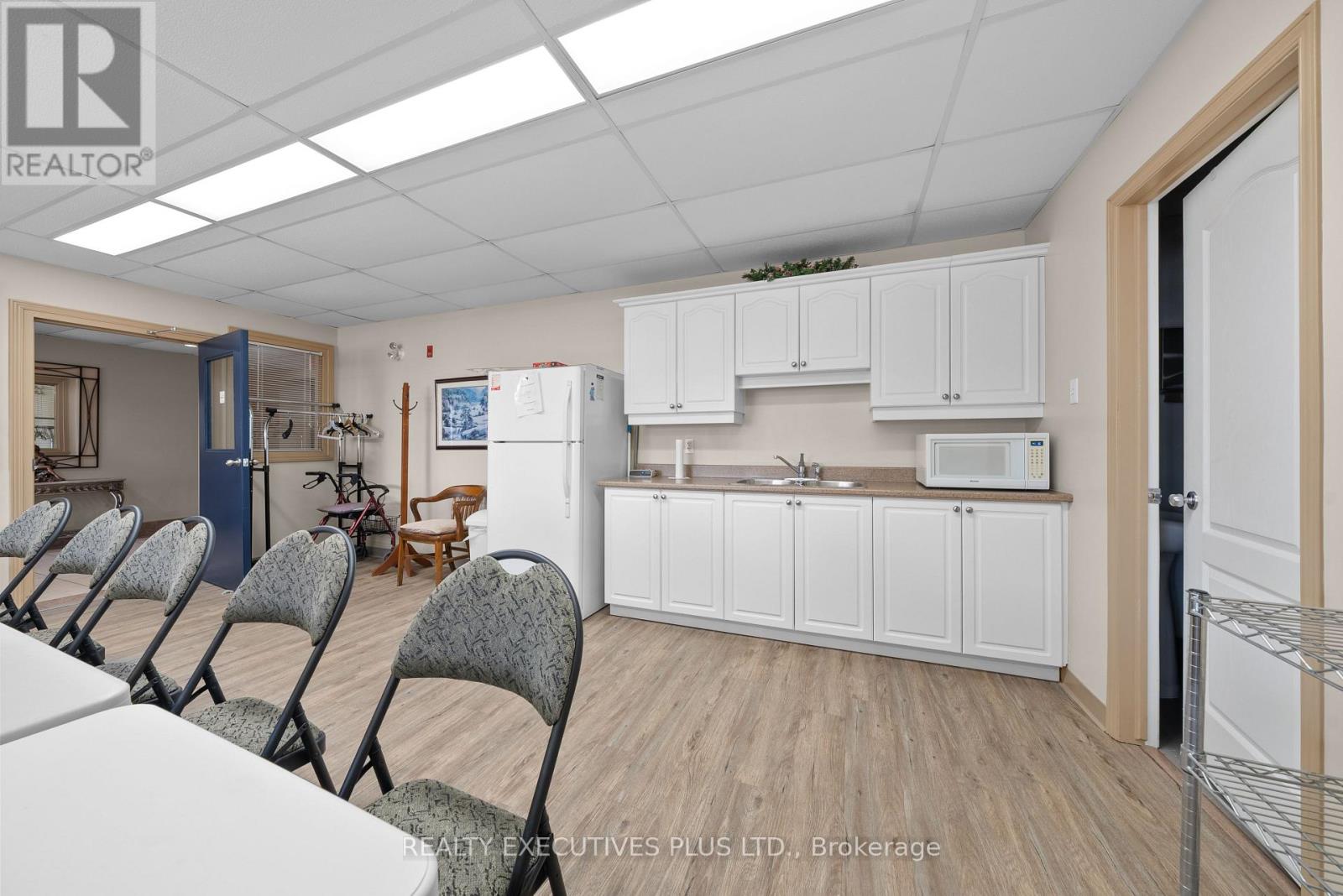 #407 2921 LAURIER STREET - 34