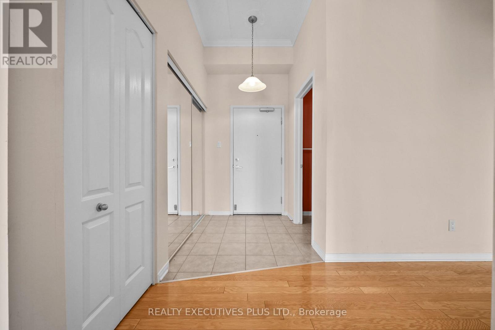 #407 2921 LAURIER STREET - 4