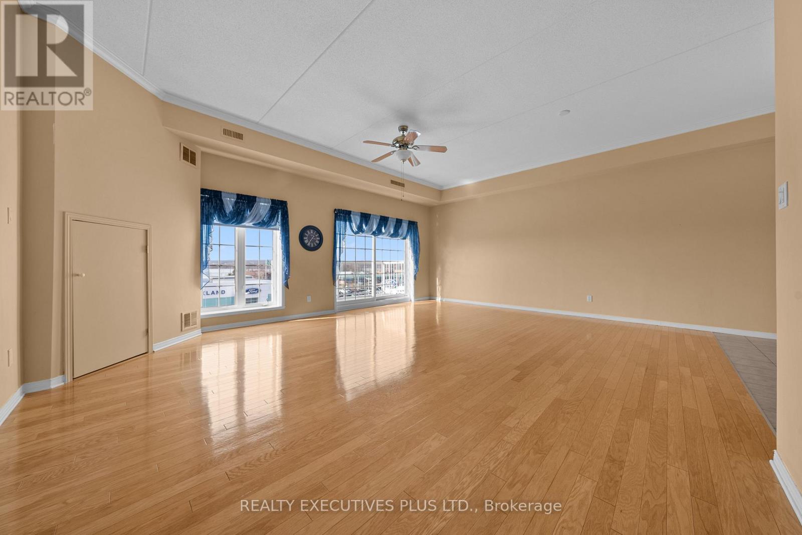 #407 2921 LAURIER STREET - 6