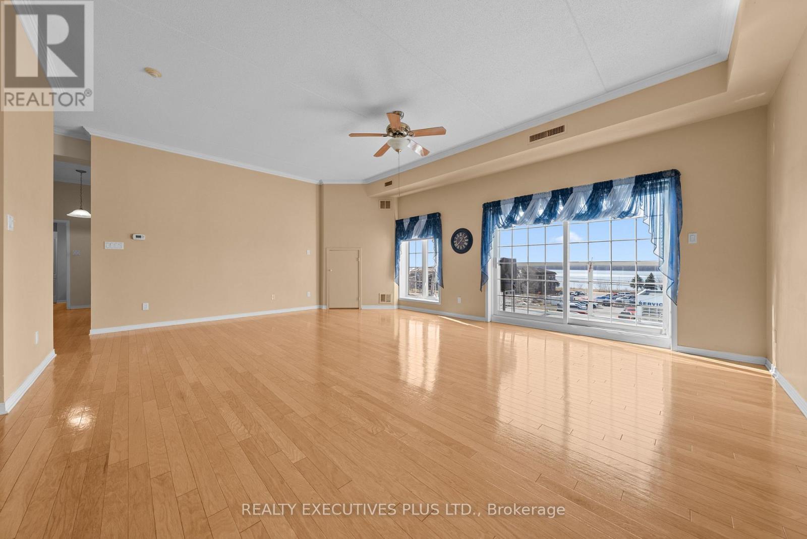 #407 2921 LAURIER STREET - 8