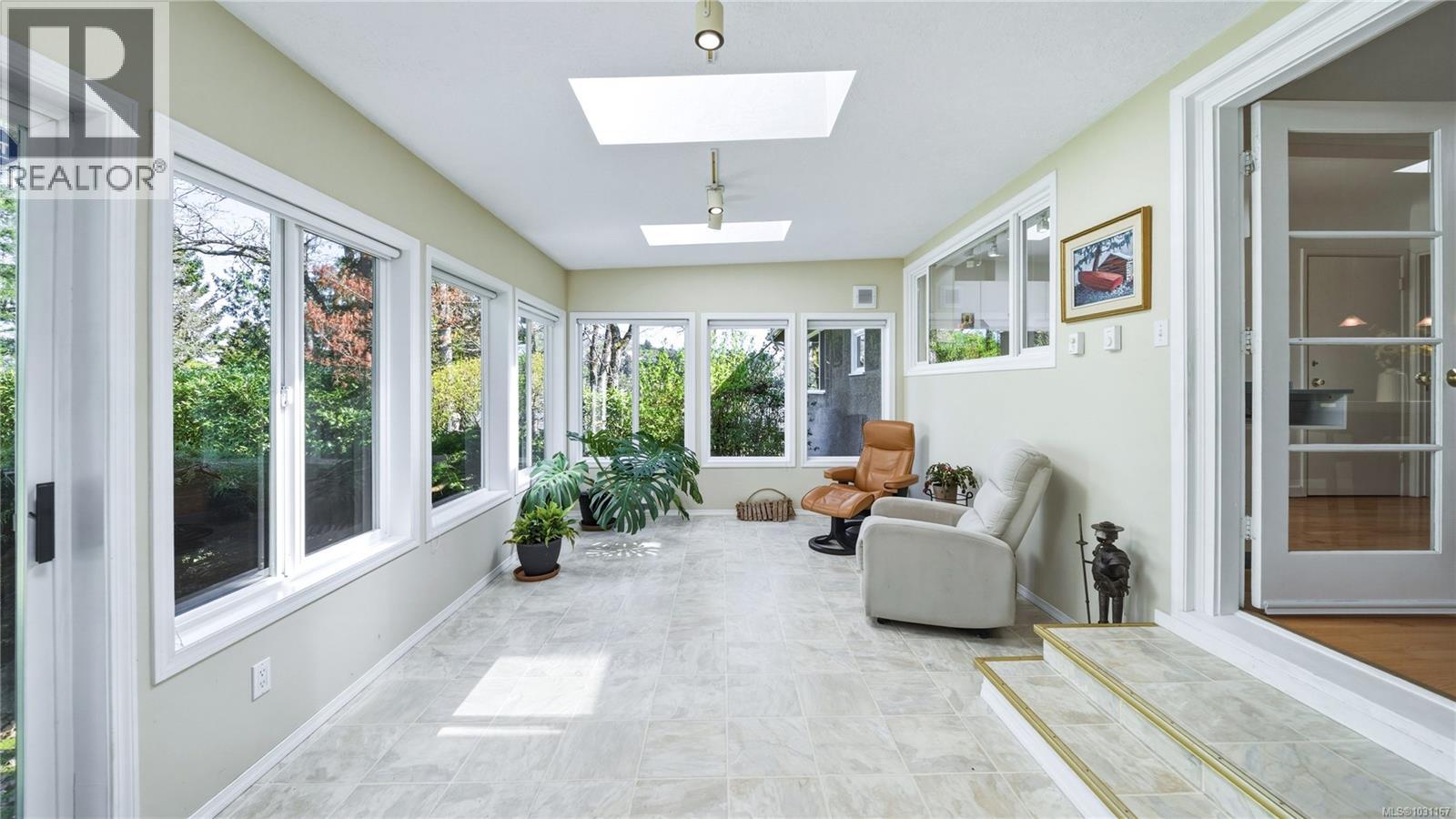  1610 Sonria Place, Saanich