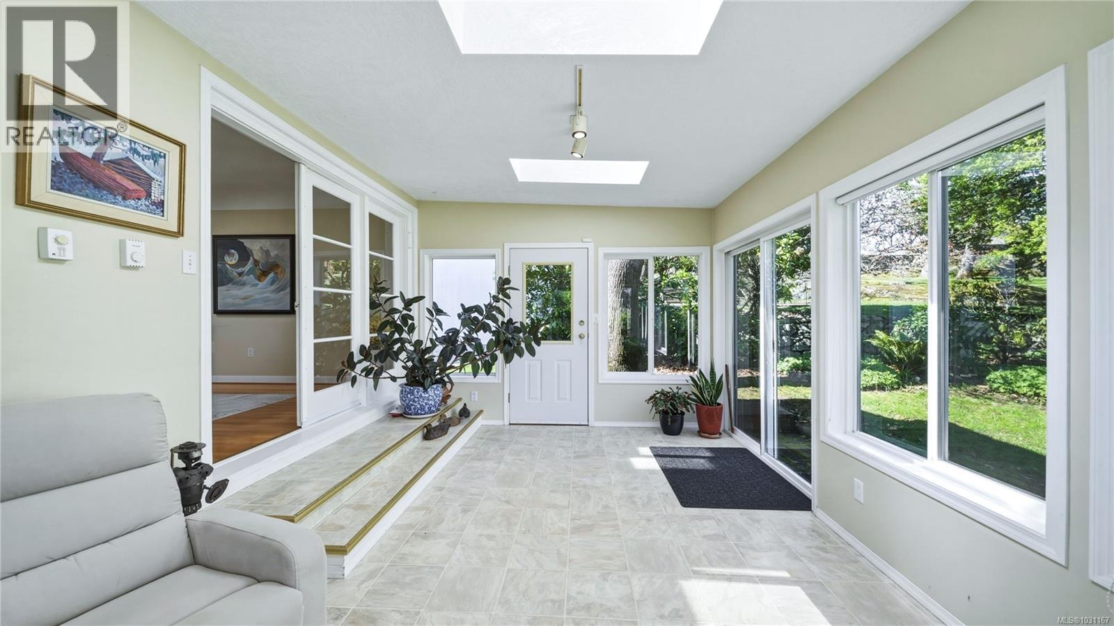  1610 Sonria Place, Saanich