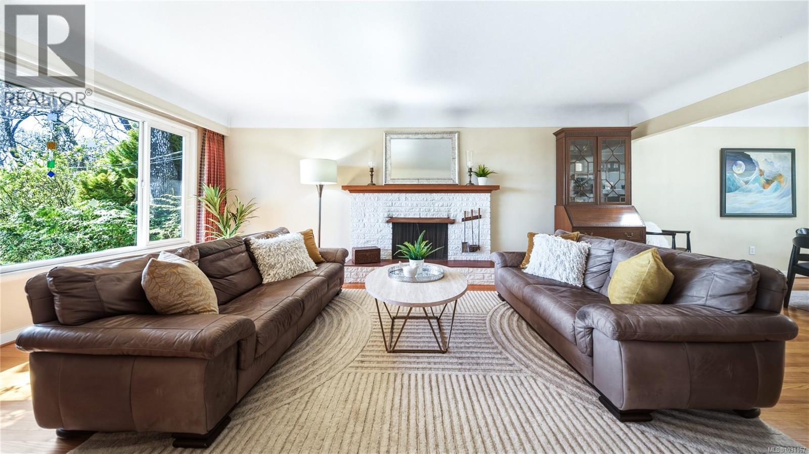  1610 Sonria Place, Saanich