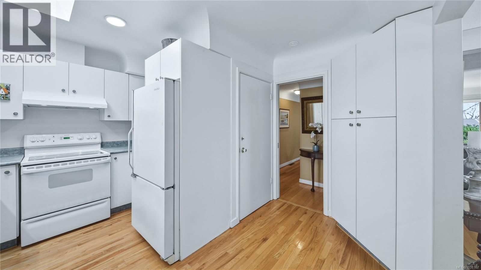  1610 Sonria Place, Saanich