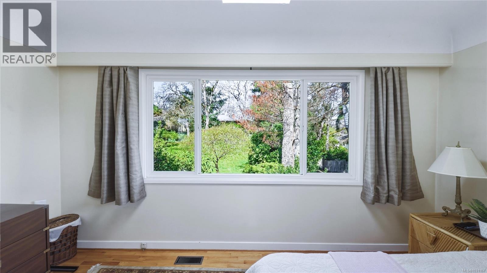  1610 Sonria Place, Saanich