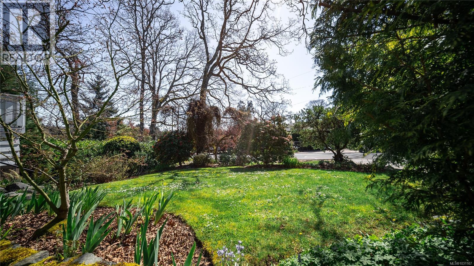  1610 Sonria Place, Saanich