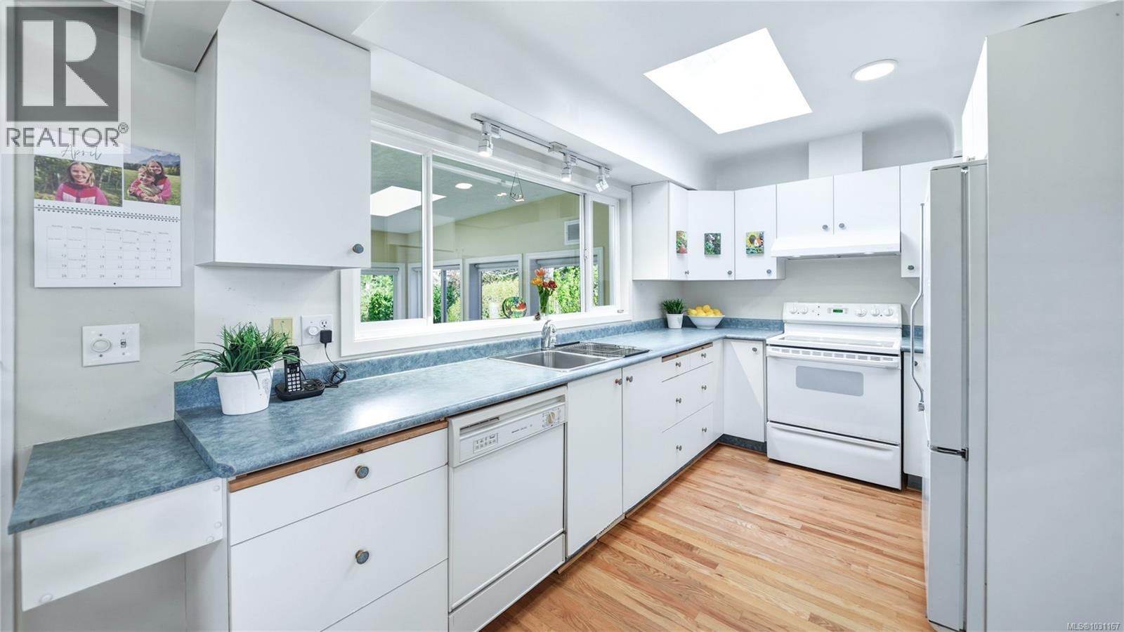  1610 Sonria Place, Saanich