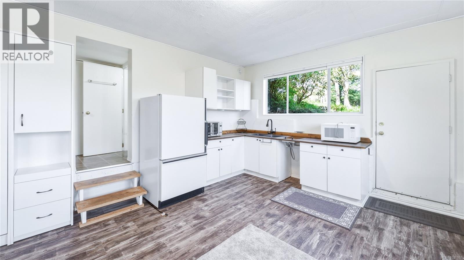  1610 Sonria Place, Saanich