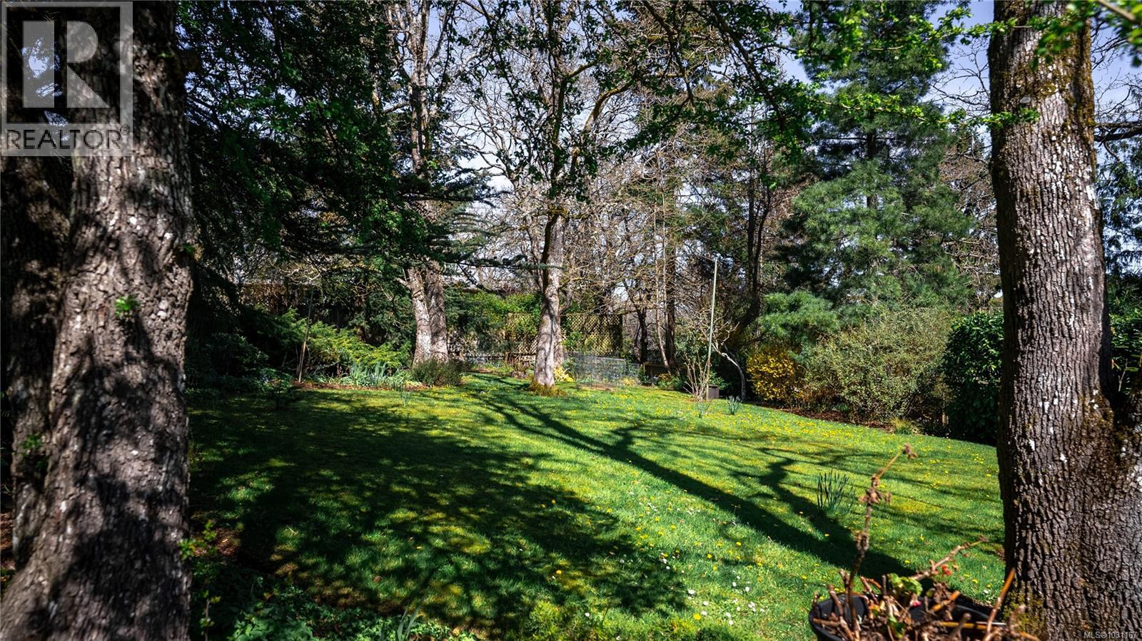  1610 Sonria Place, Saanich