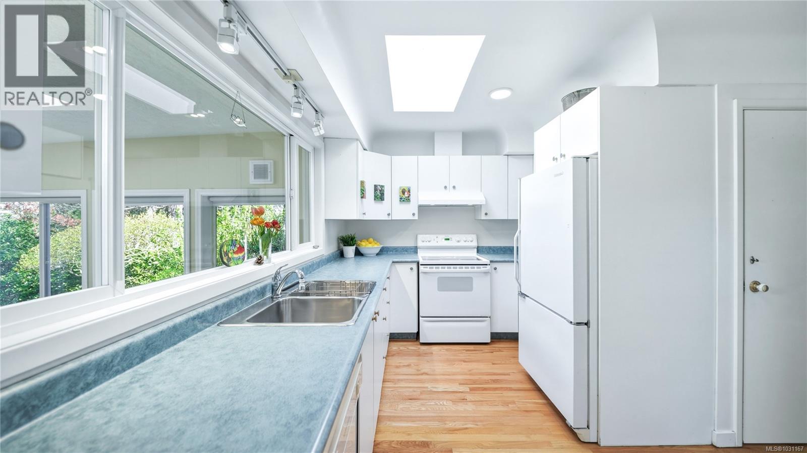  1610 Sonria Place, Saanich