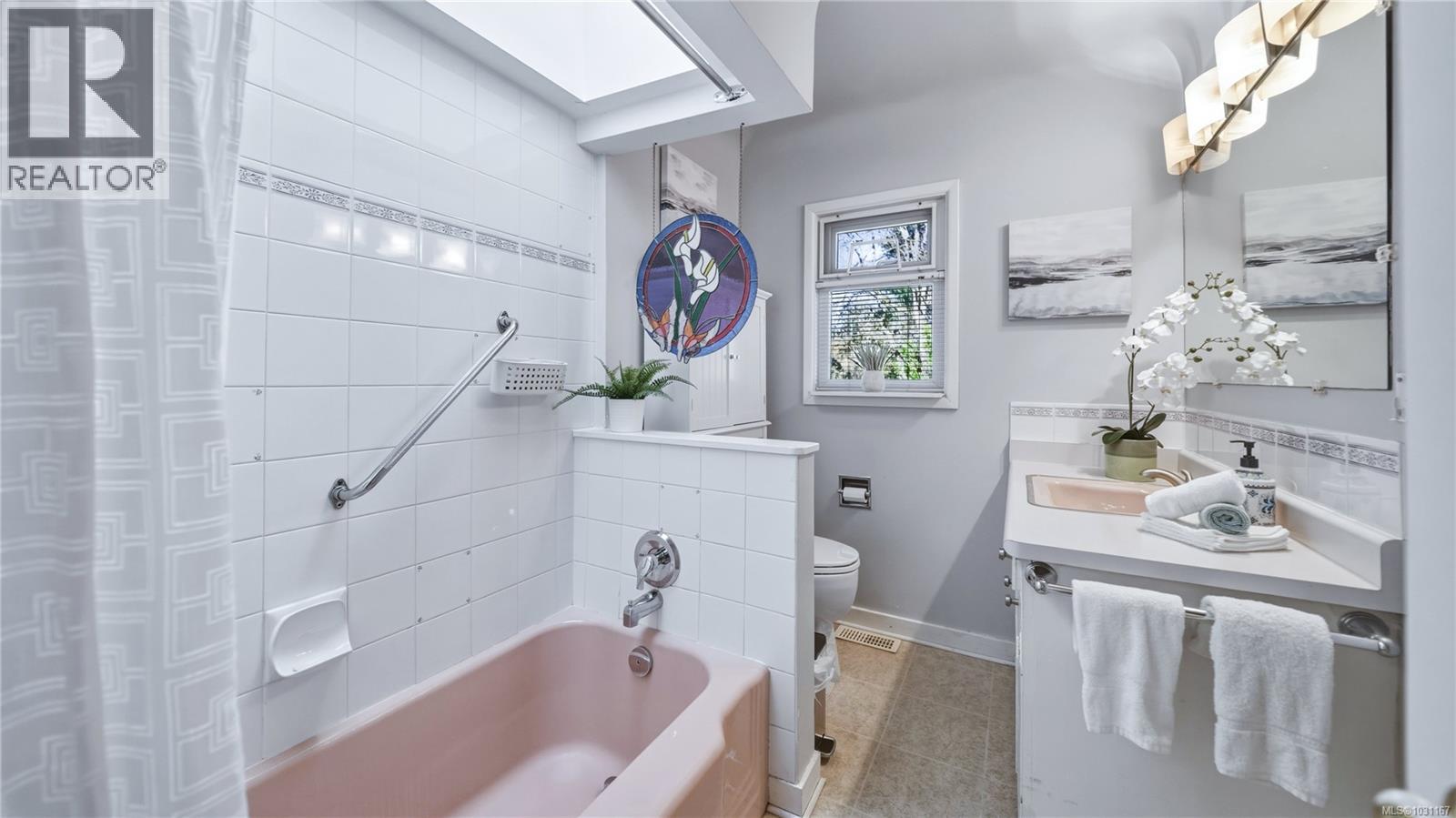  1610 Sonria Place, Saanich