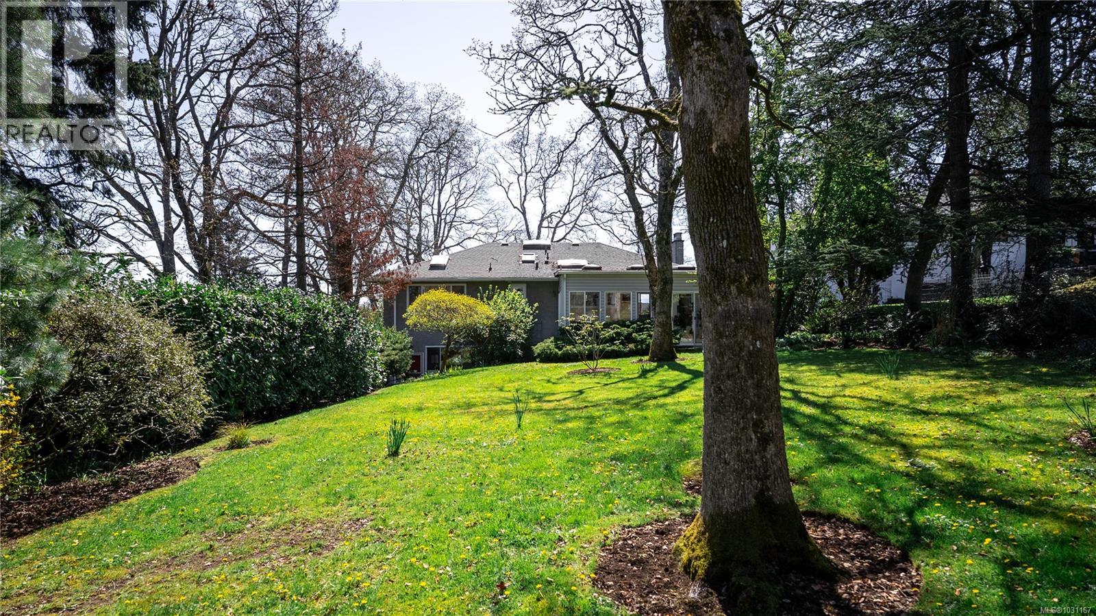  1610 Sonria Place, Saanich