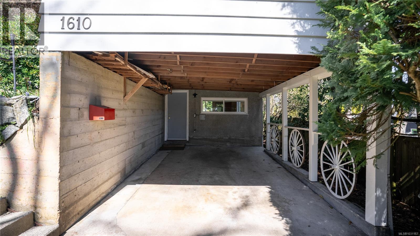  1610 Sonria Place, Saanich