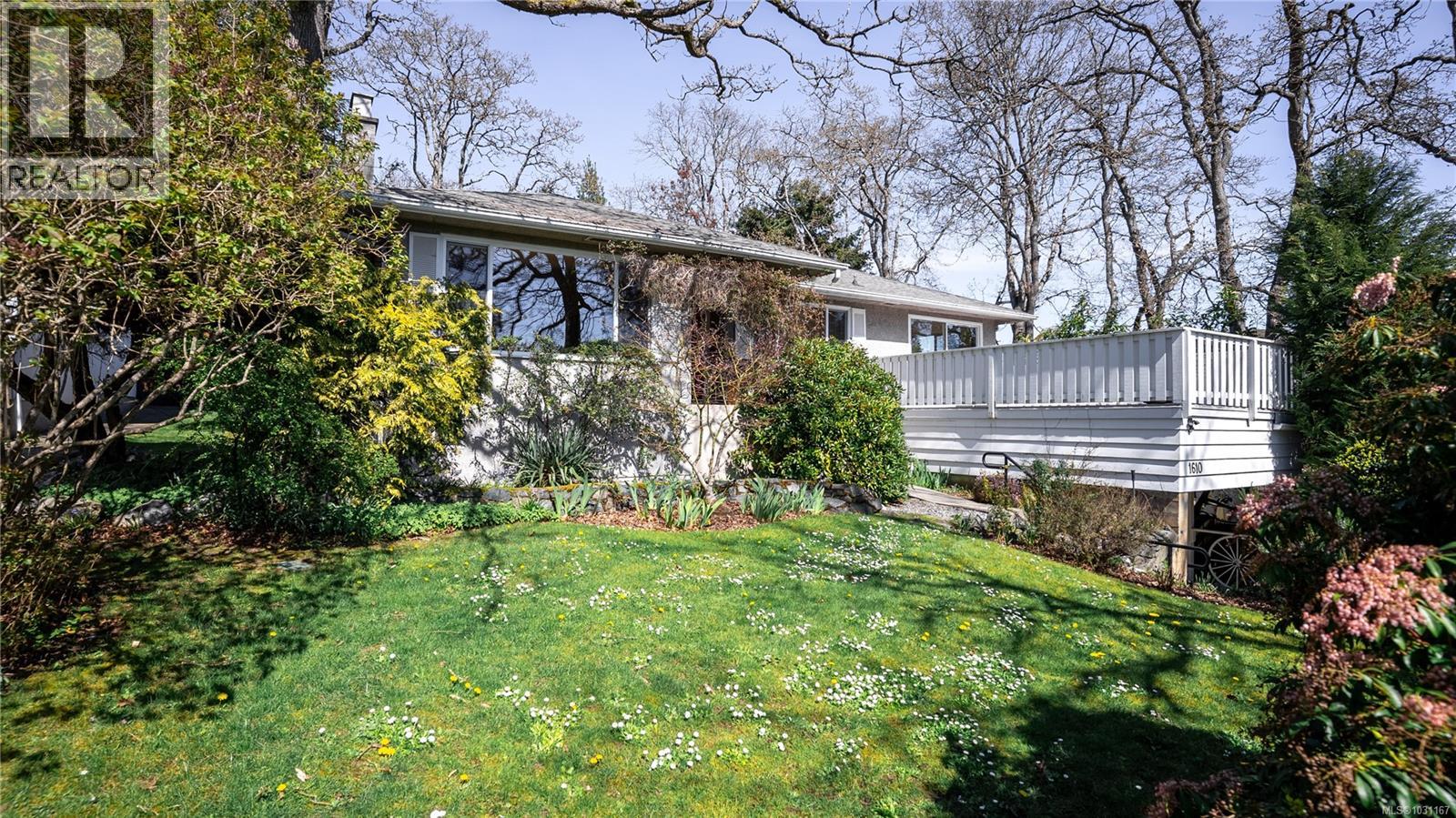  1610 Sonria Place, Saanich