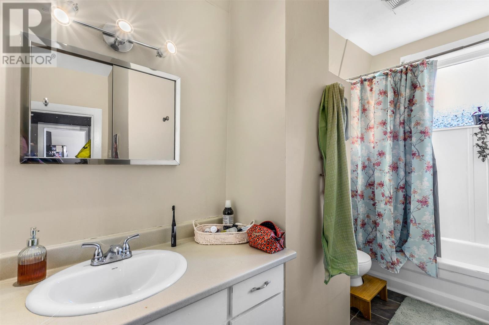 Top Floor Unit Bathroom