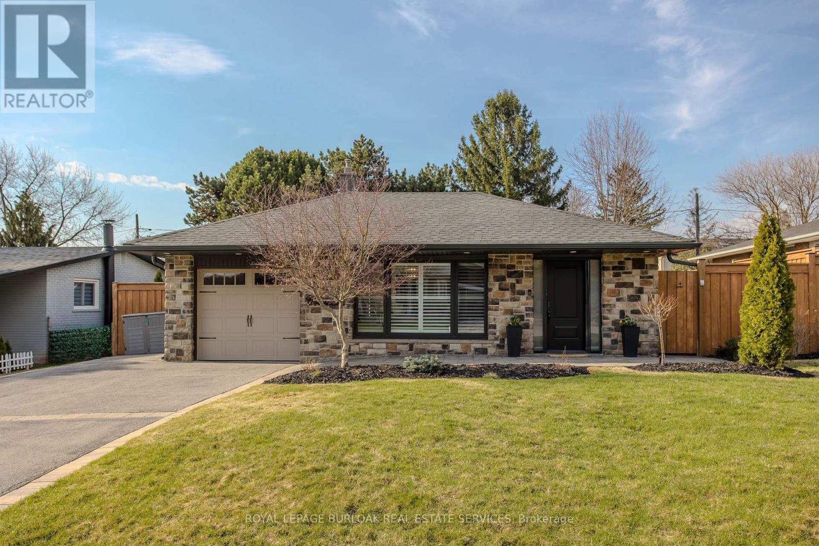 1375 LANGDALE CRESCENT