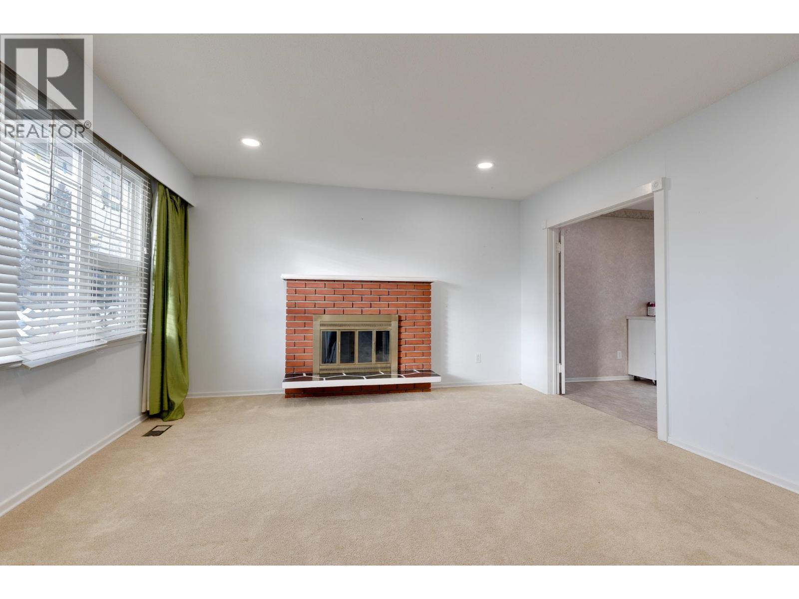 204 WATSON CRESCENT - 4