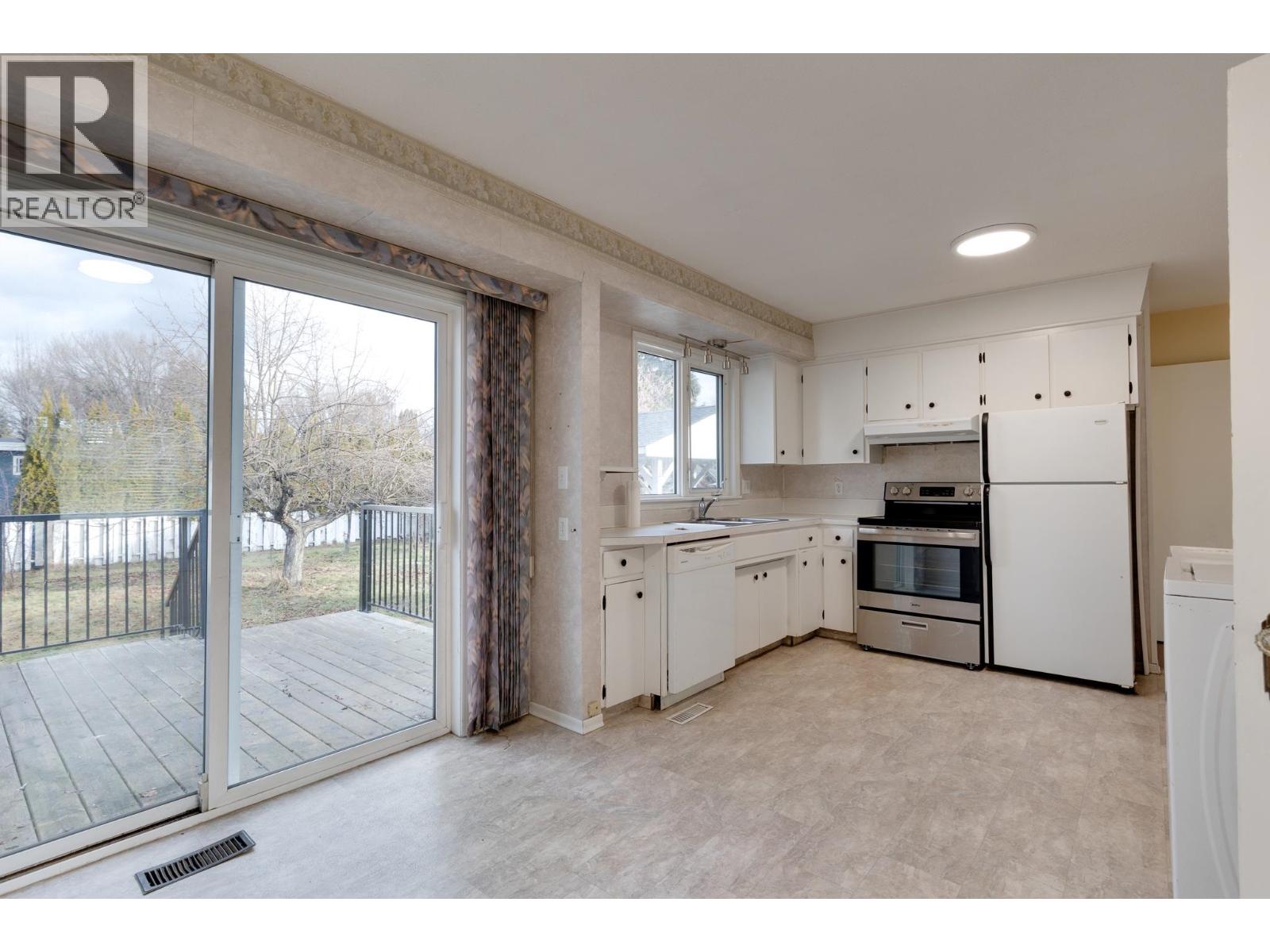 204 WATSON CRESCENT - 6