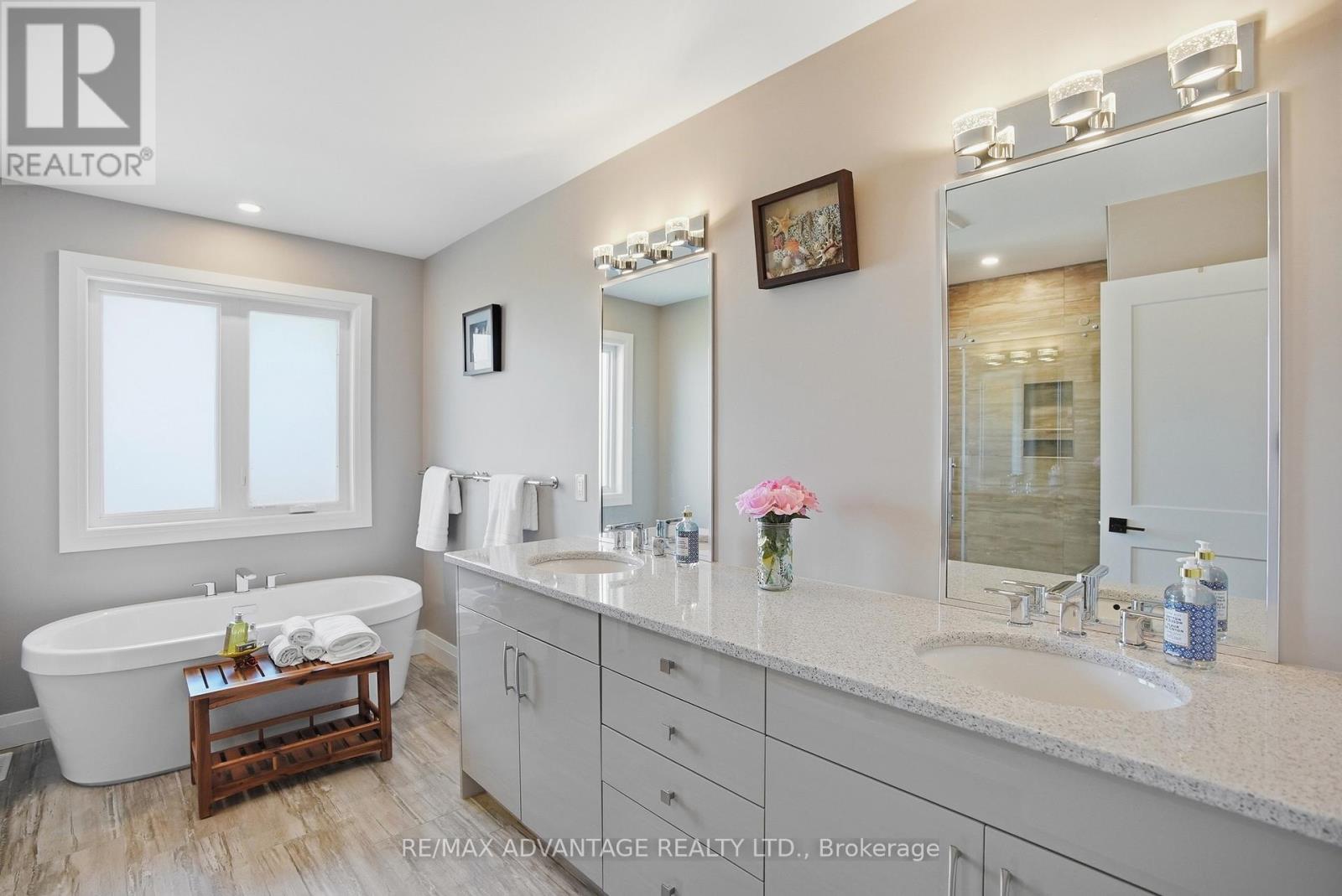 #164 1061 EAGLETRACE DRIVE - 34