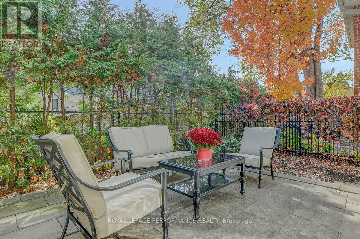 318 IONA STREET — photo 25
